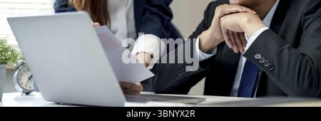 Team di startup aziendali che lavorano insieme, persone diverse che fanno brainstorming sul posto di lavoro Foto Stock