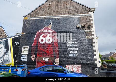 Una vista del murale di Trent Alexander-Arnold a Liverpool si è sfalsata con la parola "RAT". Data foto: Sabato 5 luglio 2025. Foto Stock