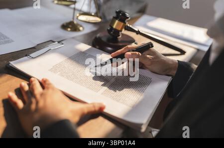 Avvocato di giustizia che sta considerando un documento legale in tribunale Foto Stock