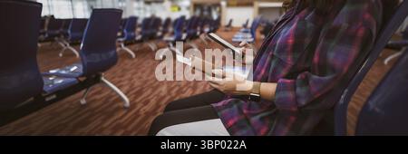 Primo piano con passaporto in mano all'aeroporto Foto Stock