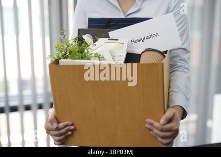 Gli uomini d'affari che violano il contratto con la lettera di dimissioni riduzione del personale che lascia le dimissioni del dipendente dell'ufficio Foto Stock