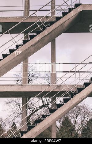 Due scale in cemento con ringhiera in metallo all'aperto, Wageningen, Nederland Foto Stock