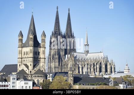 I due luoghi di interesse più suggestivi del panorama del reno di colonia, la grande Chiesa di San Martino e la cattedrale di colonia Foto Stock