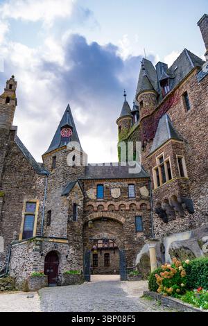 Vista panoramica dell'architettura del castello di Cochem in Germania con edifici medievali in pietra. Foto Stock