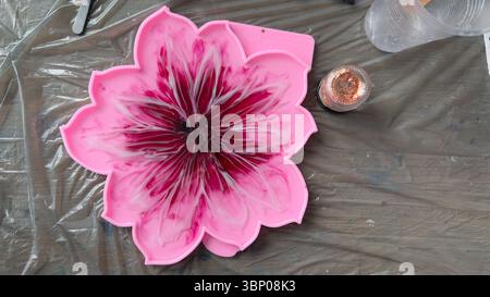 Uno stampo in resina a forma di fiore rosa dal design elegante con motivi intricati per creare oggetti decorativi unici in progetti artistici creativi Foto Stock