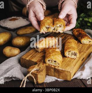 Natura morta alimentare, torte moldave o placinta con purè di patate Foto Stock