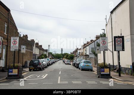 Cartello stradale indicante una zona pedonale e ciclabile con accesso limitato per i veicoli a motore in determinati orari. Viene visualizzato anche un limite di velocità di 20 mph noto Foto Stock