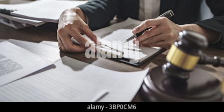 Avvocato di giustizia che sta considerando un documento legale in tribunale Foto Stock