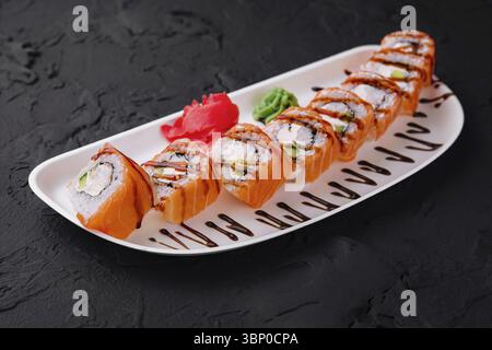 Cibo natura morta, sushi roll philadelphia con salmone Foto Stock
