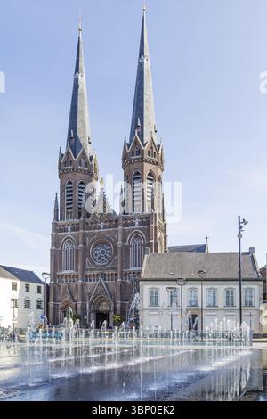 Tilburg Paesi Bassi - 10 settembre 2019: Chiesa di San Giuseppe con fontane nel centro storico di Tilburg, nel Brabante Paesi Bassi Foto Stock