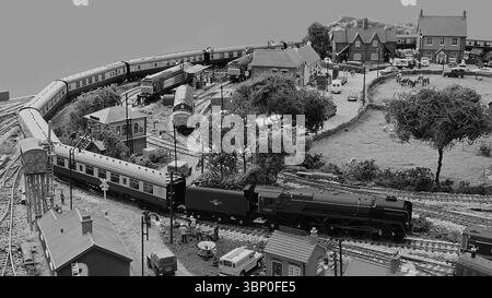 "Duke of Gloucester" che tira panna e carrozze cremisi. Foto Stock