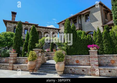 Grecia, Kalambaka, 1 maggio 2025. Cortile interno del monastero di Varlaam presso il sito di Meteora. Foto Stock