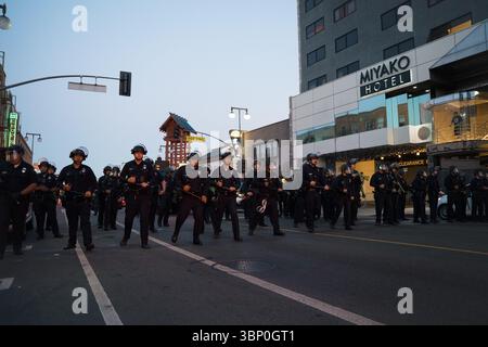 Los Angeles, Stati Uniti, 4 luglio 2025. La polizia di Los Angeles crea una linea di schermaglia per allontanare i manifestanti dal Metropolitan Detention Center fuori Little Tokyo. Foto Stock