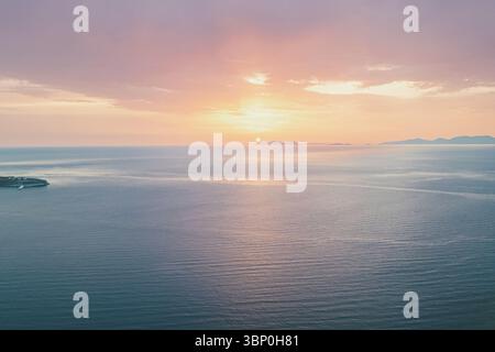 Incredibile tramonto su Santorini, Grecia, vista dai droni Foto Stock