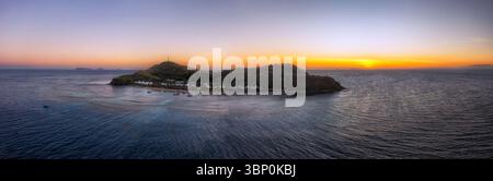Panorama marino all'alba scuro dell'isola tropicale pacifica Tokoriki nelle Fiji. Foto Stock