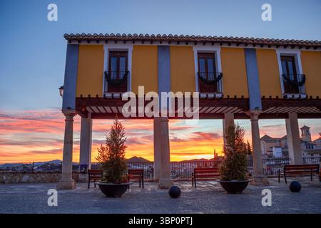 Antichi portici in Plaza del Castillo a Cehegín, Murcia, retroilluminati dalla luce dell'alba. Foto Stock