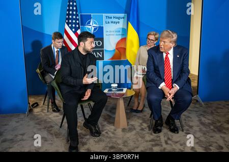 Il presidente Donald Trump partecipa a un incontro bilaterale con il presidente ucraino Volodymyr Zelenskyy, mercoledì 25 giugno 2025, durante il NAT 2025 Foto Stock