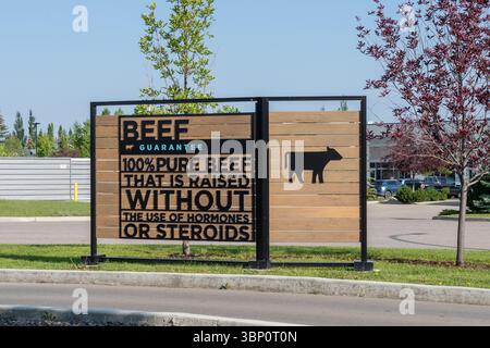 Un cartello all'esterno di un ristorante A e W che mostra "manzo garantito al 100% di manzo puro che viene allevato senza l'uso di ormoni o steroidi". Calgary, Foto Stock