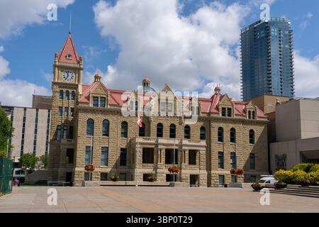 Il municipio storico di Calgary e la sua torre dell'orologio a Calgary, Alberta, Canada. Foto Stock