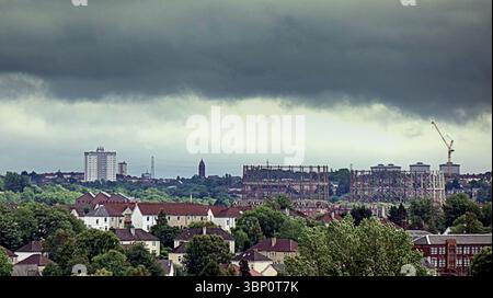 Glasgow, Scozia, Regno Unito. 5 luglio 2025. Meteo nel Regno Unito: Le temperature calano nella vera tradizione climatica estiva, mentre le nuvole di tempesta sopra la città sopra l'estremità occidentale di Kelvindale e maryhill . Credit Gerard Ferry/Alamy Live News Foto Stock