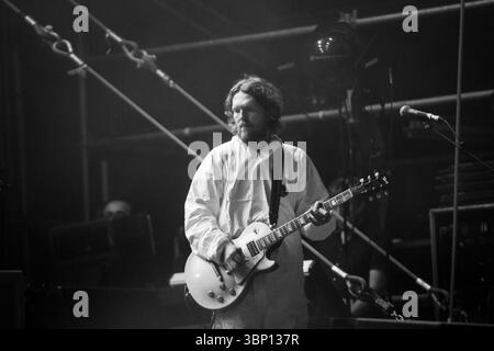 Il chitarrista Huw Bunford, delle leggende del pop psichedelico gallese, SUPER PRY ANIMALS, è il titolo principale del Mountain Stage. Il festival musicale Green Man nelle Brecon Beacons Mountains, Glanusk Park, Galles, Regno Unito, il 22 agosto 2015. Fotografia: Rob Watkins/Alamy Live News. INFO: I Super Furry Animals sono un gruppo musicale gallese di Cardiff, formatosi nel 1993. Guidati da Gruff Rhys, fondono Britpop, sperimentazione elettronica e cultura gallese. Conosciuto per album come Fuzzy Logic, Radiator e gallese-Language Mwng Foto Stock