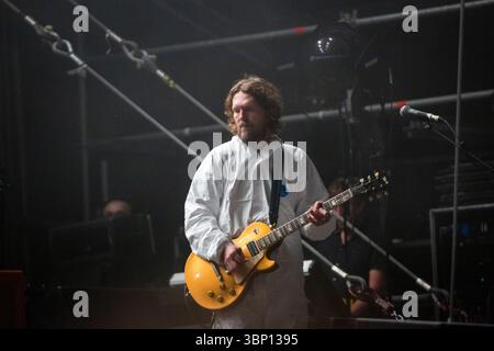 Il chitarrista Huw Bunford, delle leggende del pop psichedelico gallese, SUPER PRY ANIMALS, è il titolo principale del Mountain Stage. Il festival musicale Green Man nelle Brecon Beacons Mountains, Glanusk Park, Galles, Regno Unito, il 22 agosto 2015. Fotografia: Rob Watkins/Alamy Live News. INFO: I Super Furry Animals sono un gruppo musicale gallese di Cardiff, formatosi nel 1993. Guidati da Gruff Rhys, fondono Britpop, sperimentazione elettronica e cultura gallese. Conosciuto per album come Fuzzy Logic, Radiator e gallese-Language Mwng Foto Stock