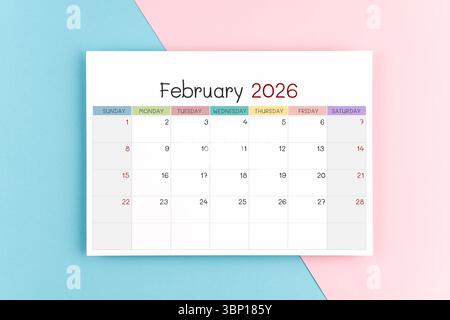 Pagina del calendario di febbraio 2026 su sfondo blu e rosa. Foto Stock