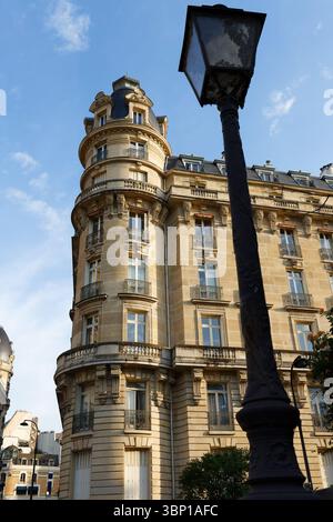 Parigi, facciate e finestre tipiche, splendidi edifici, con vecchi tetti in zinco Foto Stock