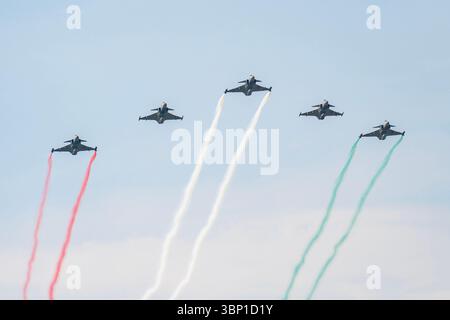 BUDAPEST, UNGHERIA - 20 AGOSTO. 2024: Cinque caccia Gripen dell'Aeronautica militare ungherese con i colori nazionali ungheresi sul nazionale ungherese Foto Stock
