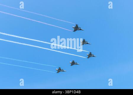 BUDAPEST, UNGHERIA - 20 AGOSTO. 2024: Cinque caccia Gripen dell'Aeronautica militare ungherese con i colori nazionali ungheresi sul nazionale ungherese Foto Stock