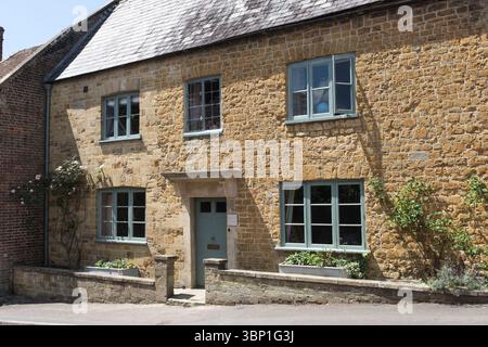 Castle Cary a Market Town in south somerset UK London House a honey coloured stone cotttage Foto Stock