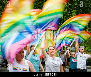 Londra, Regno Unito. 5 luglio 2025. Un gruppo riscalda la sua routine di danza delle bandiere. Partecipanti e spettatori alla Pride in London 2025 Parade. Quest'anno, la sfilata comprende circa 500 gruppi con oltre 33.000 partecipanti, oltre a palchi sonori lungo il percorso, a Trafalgar Square e nei dintorni di Soho. Pride celebra la diversità, la tolleranza e la comunità LGBT. Tra le celebrità della sfilata figurano Naomi Campbell, Edward Enniful, Paloma Faith, Vanessa Wiliams con i membri del cast di "The Devil Wears Prada", Nicola Adams e il sindaco di Londra. Credito: Imageplotter/Alamy Live News credito: Imageplotter/Alamy Live New Foto Stock