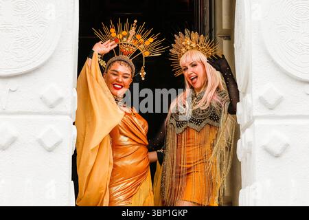 Londra, Regno Unito. 5 luglio 2025. Due "dee d'oro" ondeggiano lungo la sfilata. Partecipanti e spettatori alla Pride in London 2025 Parade. Quest'anno, la sfilata comprende circa 500 gruppi con oltre 33.000 partecipanti, oltre a palchi sonori lungo il percorso, a Trafalgar Square e nei dintorni di Soho. Pride celebra la diversità, la tolleranza e la comunità LGBT. Tra le celebrità della sfilata figurano Naomi Campbell, Edward Enniful, Paloma Faith, Vanessa Wiliams con membri del cast di "The Devil Wears Prada", Nicola Adams, diversi parlamentari e il sindaco di Londra, Sadiq Khan, sono anche a capo della marcia. Credito: IM Foto Stock