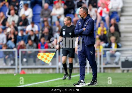 Leeuwarden, Paesi Bassi. 5 luglio 2025. LEEUWARDEN, PAESI BASSI - 5 LUGLIO: Il capo allenatore Robin van Persie del Feyenoord allena i suoi giocatori durante l'amichevole di pre-stagione tra SC Cambuur e Feyenoord al Kooi Stadion il 5 luglio 2025 a Leeuwarden, Paesi Bassi. (Foto di Pieter van der Woude/Orange Pictures) credito: Orange Pics BV/Alamy Live News Foto Stock