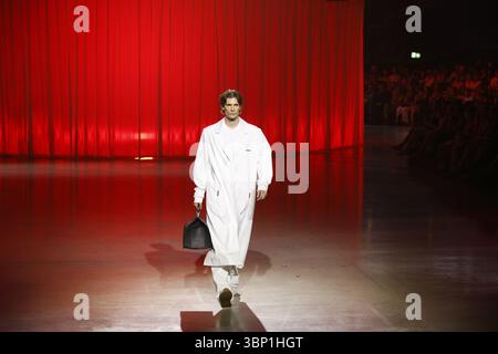 2 luglio 2025, Berlino, quartiere di Berlino di Friedrichshai, Germania: Berlino: BeOne e CollectiveFour lanciano la propria collezione per i medici alla Berlin Fashion Week. La nuova collezione, sviluppata in stretta collaborazione tra BeOne e CollectiveFour, C4DR si impegna ad aumentare l'apprezzamento e il benessere dei medici. (Credit Image: © Simone Kuhlmey/Pacific Press via ZUMA Press Wire) SOLO PER USO EDITORIALE! Non per USO commerciale! Foto Stock