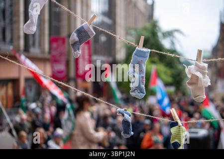 Glasgow, Scozia, Regno Unito. 5 luglio 2025. Il gruppo della campagna di solidarietà della Palestina scozzese ha tenuto una manifestazione di emergenza sotto la bandiera difendere la libertà di parola sulla Palestina. L'evento ha caratterizzato discorsi di attivisti e un'esposizione allestita da madri contro il genocidio scozzese che ritraeva calzini per neonati con i nomi dei bambini palestinesi uccisi a Gaza. (Credit Image: © Cameron Scott/ZUMA Press Wire) SOLO PER USO EDITORIALE! Non per USO commerciale! Crediti: ZUMA Press, Inc./Alamy Live News Foto Stock