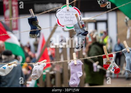 Glasgow, Scozia, Regno Unito. 5 luglio 2025. Il gruppo della campagna di solidarietà della Palestina scozzese ha tenuto una manifestazione di emergenza sotto la bandiera difendere la libertà di parola sulla Palestina. L'evento ha caratterizzato discorsi di attivisti e un'esposizione allestita da madri contro il genocidio scozzese che ritraeva calzini per neonati con i nomi dei bambini palestinesi uccisi a Gaza. (Credit Image: © Cameron Scott/ZUMA Press Wire) SOLO PER USO EDITORIALE! Non per USO commerciale! Crediti: ZUMA Press, Inc./Alamy Live News Foto Stock