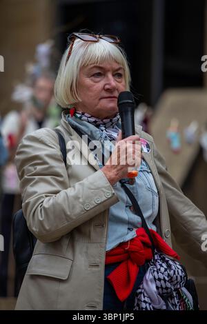 5 luglio 2025. Glasgow, Regno Unito. I manifestanti di vari gruppi di sostegno della Palestina, come la campagna di solidarietà della Palestina scozzese, le madri contro il genocidio e il Comitato di emergenza per il genocidio di Gaza, si riuniscono a Buchanan Steps nel centro di Glasgow per mostrare sostegno alla Palestina e per "difendere la libertà di parola sulla Palestina”. Crediti: Jacob Hughes/Alamy Live News Foto Stock
