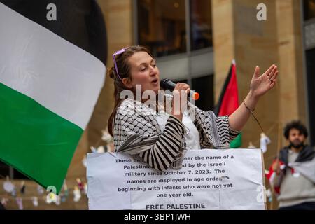 5 luglio 2025. Glasgow, Regno Unito. I manifestanti di vari gruppi di sostegno della Palestina, come la campagna di solidarietà della Palestina scozzese, le madri contro il genocidio e il Comitato di emergenza per il genocidio di Gaza, si riuniscono a Buchanan Steps nel centro di Glasgow per mostrare sostegno alla Palestina e per "difendere la libertà di parola sulla Palestina”. Crediti: Jacob Hughes/Alamy Live News Foto Stock