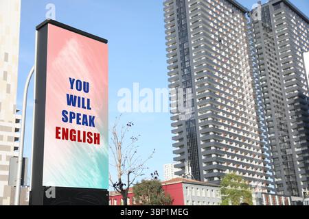Parlerete del testo inglese sulla bacheca pubblicitaria in città. Corso di lingua Foto Stock