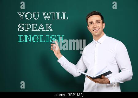 Insegnante che indica il testo parlerà inglese su una lavagna verde. Corso di lingua Foto Stock