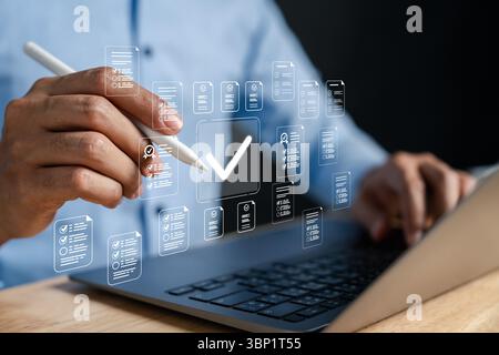 Elenco attività e controllo qualità gestione dei documenti digitali, verifica delle liste di controllo e sistema di controllo delle attività per la produttività, la conformità e l'efficienza Foto Stock