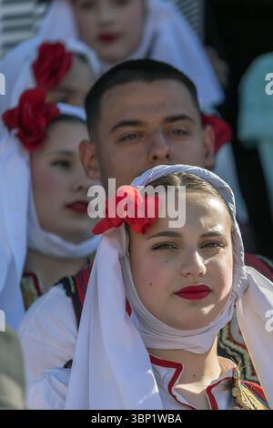 Timișoara, ROMANIA-2 LUGLIO 2025: Ritratti di giovani ballerini della Macedonia del Nord, vestiti con costumi popolari tradizionali all'interno. Festa popolare, Festi Foto Stock