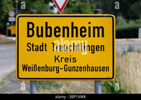 Un primo piano di un cartello giallo tedesco per Bubenheim, con testo nero. Il cartello è montato su due pali metallici. Foto Stock