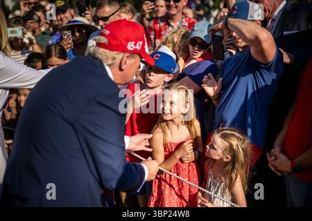 Washington, Stati Uniti d'America. 4 luglio 2025. Washington, Stati Uniti d'America. 4 luglio 2025. Il presidente degli Stati Uniti Donald Trump, saluta gli ospiti durante il picnic dell'Independence Day sul South Lawn of the White House, 4 luglio 2025, a Washington, DC Credit: Daniel Torok/White House Photo/Alamy Live News Foto Stock