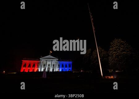 Washington, Stati Uniti d'America. 5 luglio 2025. Washington, Stati Uniti d'America. 4 luglio 2025. La Casa Bianca, inondata di luci rosse, bianche e blu durante le celebrazioni del giorno dell'indipendenza, 4 luglio 2025, a Washington, DC Credit: Carlos Fyfe/White House Photo/Alamy Live News Foto Stock