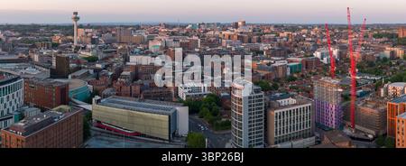 Immagine aerea panoramica dello skyline di Liverpool al tramonto Foto Stock