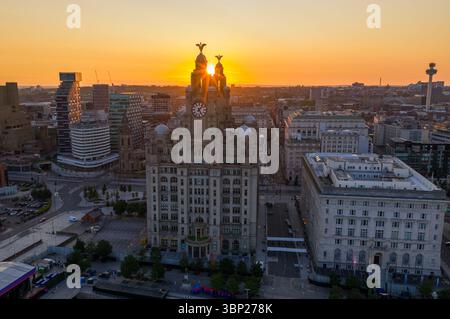 Immagine aerea del paesaggio urbano di Liverpool all'alba Foto Stock