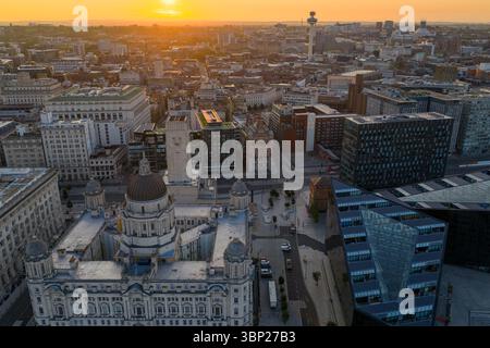 Immagine aerea del paesaggio urbano di Liverpool all'alba Foto Stock
