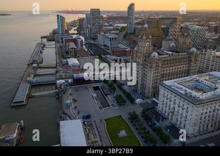 Immagine aerea del paesaggio urbano di Liverpool all'alba Foto Stock